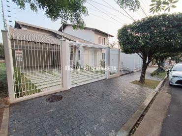 Sobrado para Venda em Cianorte - PR, Zona 02