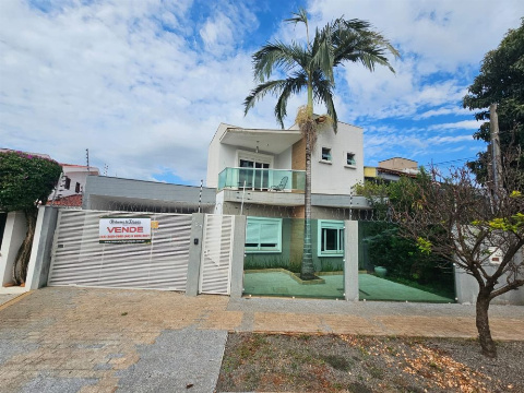 Sobrado para Venda em Maringá - PR, Zona 04