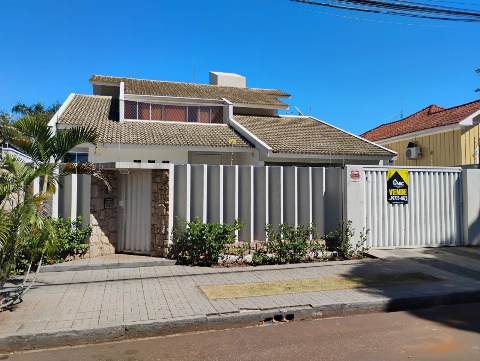Casa para Venda em Maringá - PR, Zona 04