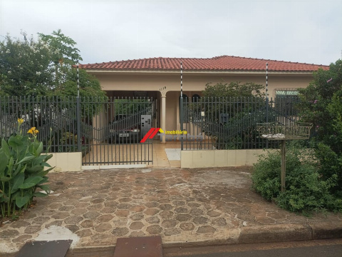 Casa para Venda em Maringá - PR, Zona 07