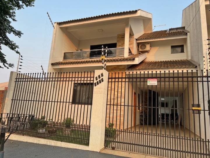 Sobrado para Venda em Maringá - PR, Zona 07